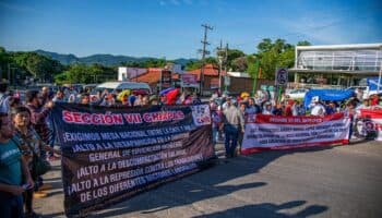 Maestros de la CNTE protestan frente a AMLO antes de cumbre migratoria