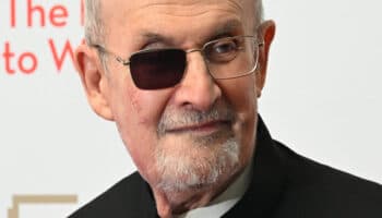 Publicará Salman Rushdie sus memorias sobre el atentado que sufrió en 2022 | Video