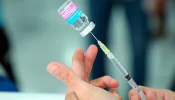 Inicia vacunación contra Influenza y Covid-19; ¿cuáles son los efectos secundarios?