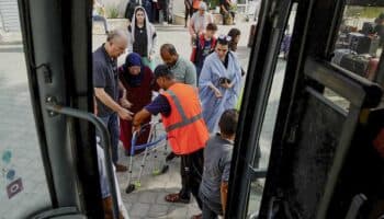 Autobuses con extranjeros salen de Gaza a Egipto; Barbara Lango en la lista
