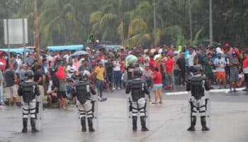 Migrantes bloquean aduana para presionar por permisos de tránsito