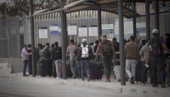 EU reabre puente peatonal con México pero con limitaciones