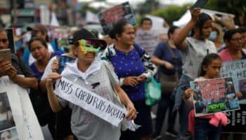 Cientos protestan por detenciones en El Salvador previo a ceremonia de Miss Universo