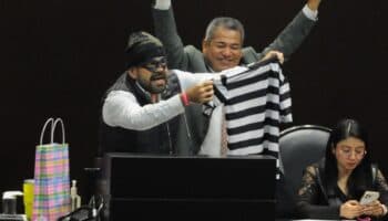 Diputado del PRD regaló disfraz de ladrón a morenistas para sus candidatos