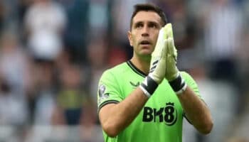 Estrena Emiliano Martínez el Premio Yachine con garrafal error | Video