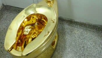 Imputan a cuatro por el robo de un inodoro de oro de la mansión donde nació Churchill