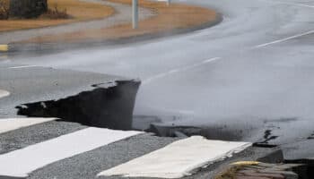 Suman más de 2,500 terremotos en Islandia; alerta de erupción volcánica continúa