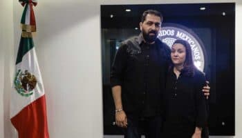 Llegan a México la anestesióloga Barbara Lango y su esposo tras salir de Gaza