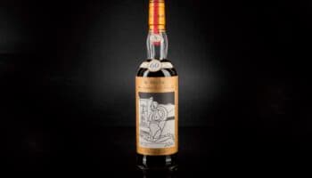 Una botella de whisky 'The Macallan' de 1926 se vende por el récord de 2.7 mdd