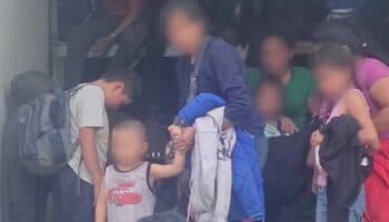 Abandonan tráiler con 215 migrantes; 26 niños no acompañados