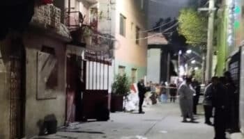 Bomberos sofocan incendio y descubren presunto feminicidio en Iztacalco