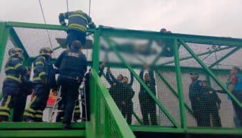 Sujeto sufre descarga eléctrica arriba de puente peatonal de la CDMX