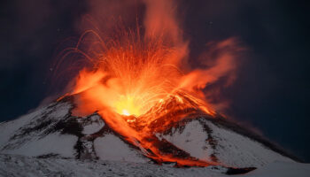 Volcán Etna se reactiva tras 250 'minierupciones' | Video