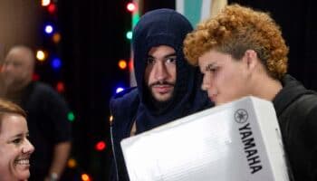 Bad Bunny entrega regalos navideños a niños y jóvenes