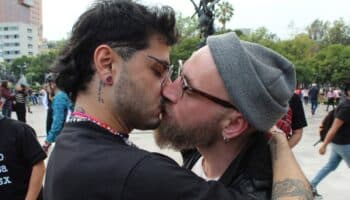 Realizan 'Besotón Sidoso' en Bellas Artes CDMX por Día Mundial de la lucha contra el SIDA | Galería