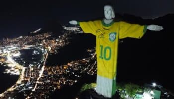 Video | El Cristo Redentor se viste de Pelé en el primer aniversario de su muerte