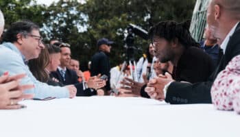 Sostiene Gustavo Petro almuerzo prenavideño con indigentes colombianos | Video