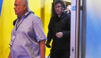 Vota Javier Milei en las elecciones de Boca Juniors y sale insultado de La Bombonera | Video
