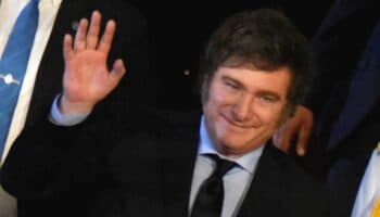 Milei devalúa la moneda e inicia recortes en obras y programas