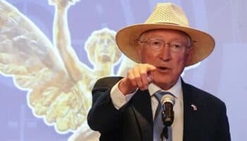 Ken Salazar acepta que 70 % de armas que utiliza el crimen organizado en México llegan de EU