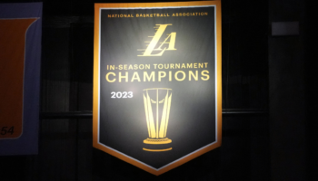 NBA: Lakers cuelgan el primer 'banner' de campeones de la Copa NBA | Video