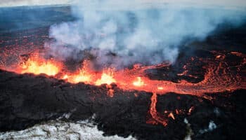 Lava y nube tóxica no llegarán a poblados en Islandia, según expertos