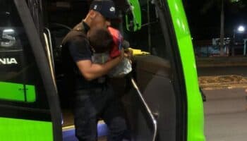 Niño de 3 años se sube solo a autobús y lo rescata la policía en Nayarit