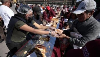 Reparten 15 mil rebanadas y 250 mil libros en megarrosca de Reyes en CDMX