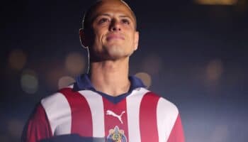 Videos | Ancelotti y Ferguson alientan a Chicharito tras su arribo a Chivas