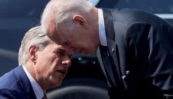 Abbott coloca nueva barrera en la frontera entre Texas y México en plena pelea con Biden