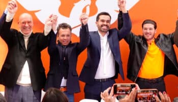 Álvarez Máynez aclara momento incómodo con Dante Delgado; 'él quería foto de la nueva generación' | Video