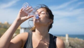 Detectan cientos de miles de nanoplásticos en agua embotellada; pueden pasar directamente a la sangre