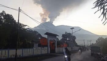 Al menos 1,500 evacuados por erupción de volcán en Indonesia