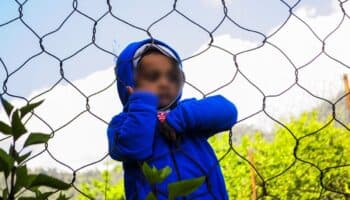 Madre dejó a su hijo viviendo solo dos años luego de divorciarse