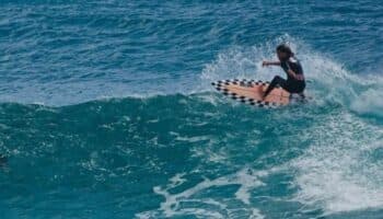 Muere promesa del surf a los 15 años tras ataque de tiburón