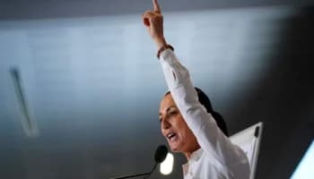 Sheinbaum promete crear 300,000 plazas universitarias y duplicar las becas a estudiantes