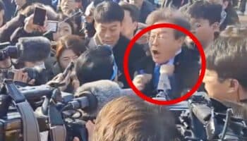 Fuertes imágenes | Apuñalan a líder de la oposición de Corea del Sur