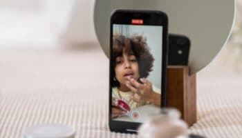 Mayoría de influencers no informan que reciben publicidad: estudio UE