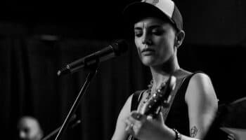 Muere Cat Janice, artista con cáncer que pidió viralizar su música para dejar regalías a su hijo