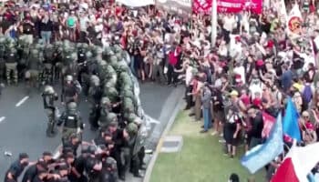 Se enfrentan policías y manifestantes en Argentina por la ‘ley ómnibus’