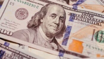 El peso se deprecia a la espera de resultados electorales de Estados Unidos