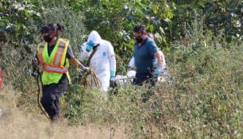 Madres buscadoras encuentran restos humanos en canal de aguas negras de Ecatepec