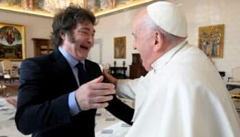 Milei se reúne con el papa Francisco; le regala alfajores y galletas de limón