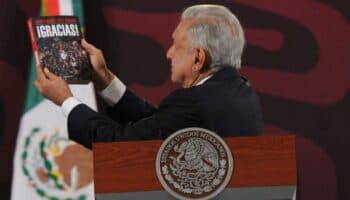 AMLO llama 'pasquín inmundo' al NYT; portada de su libro es de ese medio