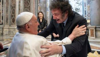 El papa y Milei se abrazan en la canonización de la primera santa argentina