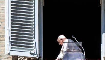 El papa Francisco vuelve a anular su agenda porque 'persisten los leves síntomas gripales'