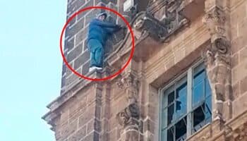 Videos | Hombre amenaza con saltar desde el edificio del Gobierno de la CDMX; es rescatado