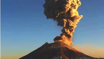 Espectacular fumarola del Popocatépetl; ceniza va al sur