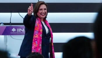 Captan a Xóchitl Gálvez pegando un chicle en silla del INE | Video