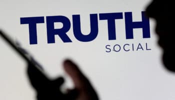 'Truth Social' de Donald Trump se dispara un 54 % en su primer día en bolsa